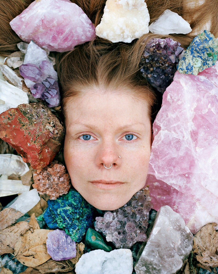 “Hay elfos en Islandia. También hadas, unicornios, huldufolk, troles, enanos de playa, duendes del agua, espíritus de montaña y fantasmas. Los islandeses no tiran piedras al aire por miedo a golpear a uno de estos seres misteriosos que no pueden ver”. Bego Antón premio Revelación PHotoESPAÑA 2017, presenta su exposición sobre personas capaces de ver seres mágicos, en MINI Hub (La Palma, 10, Madrid), hasta el 27 de julio.