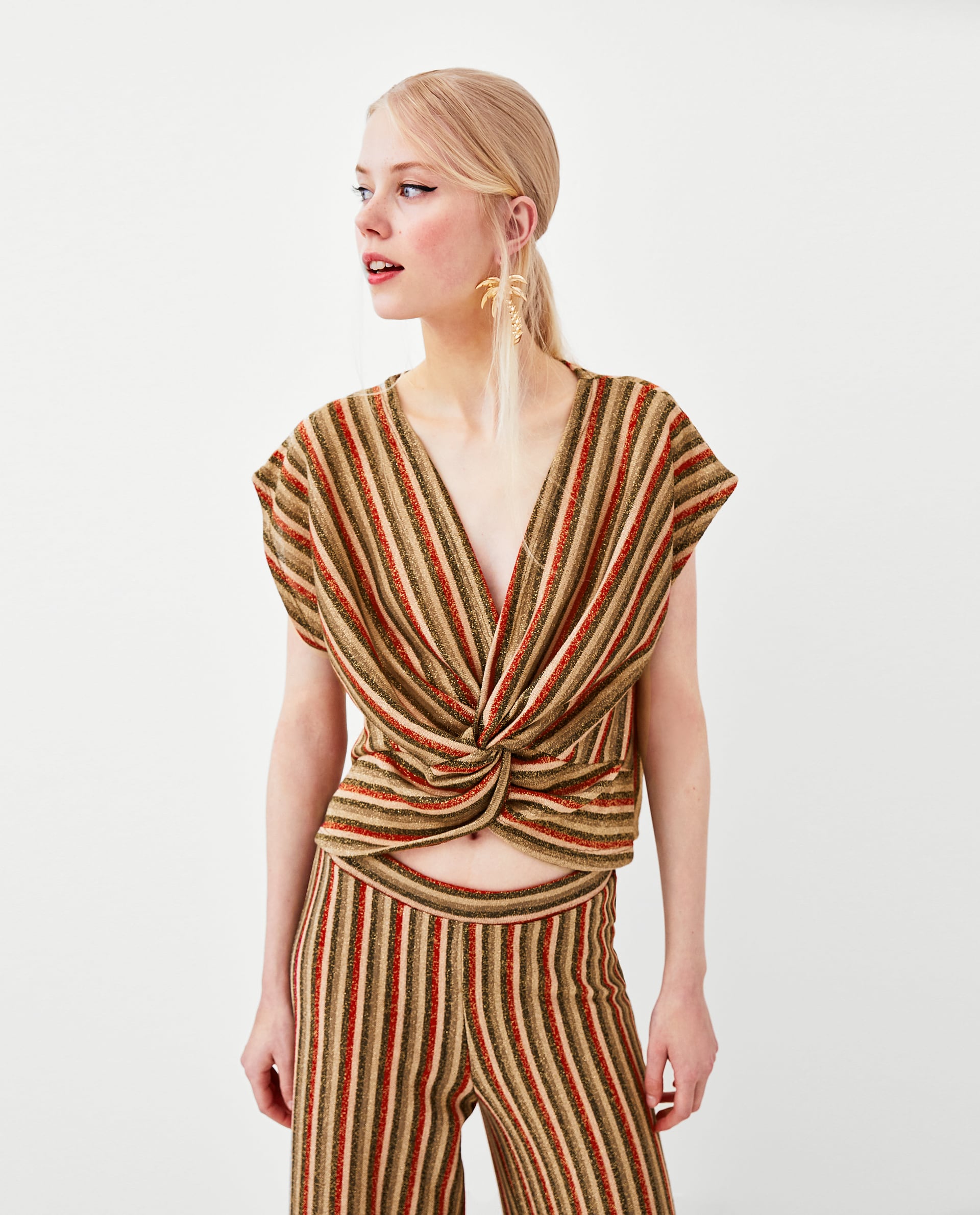 Top multicolor con nudo de Zara: 15,95 euros.