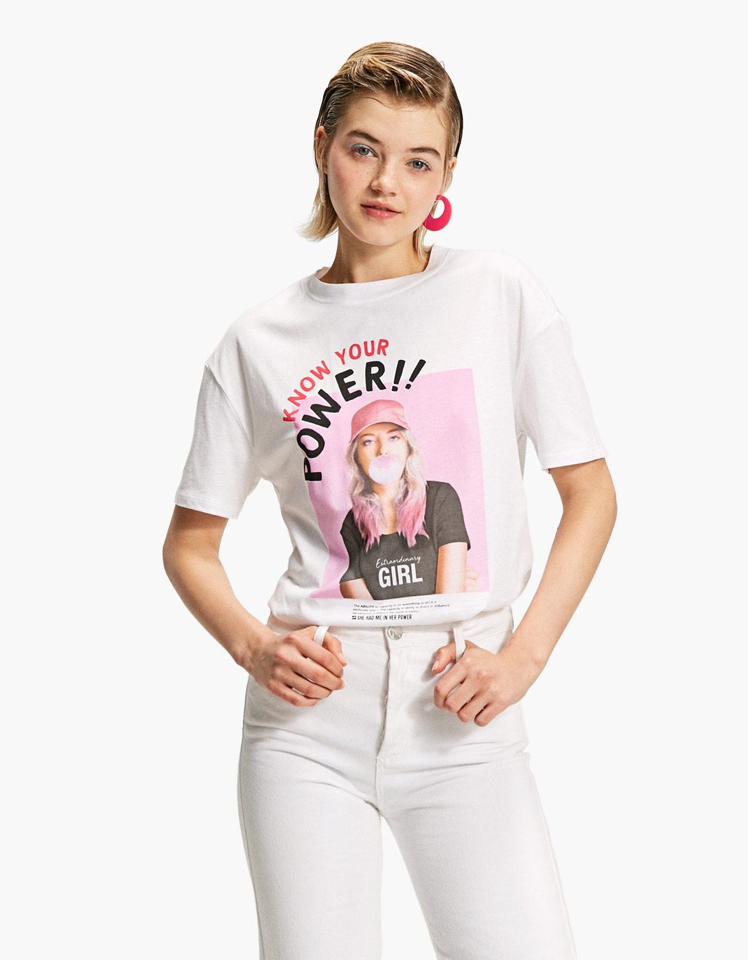 Camiseta estampada de flores de Stradivarius: 7,99 euros.