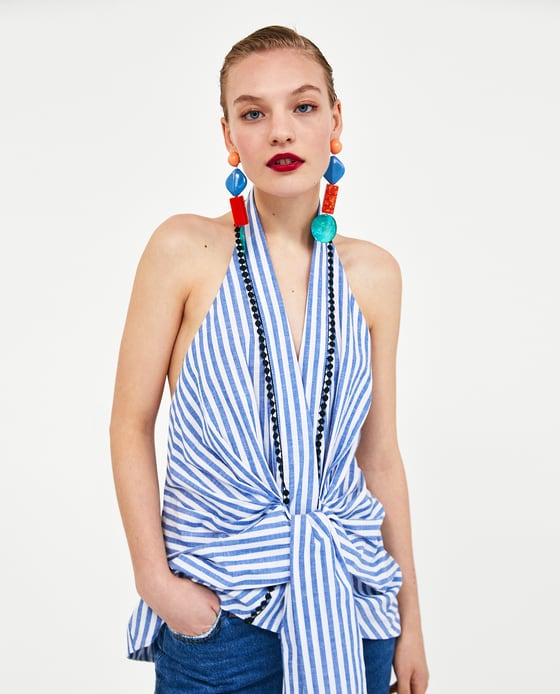 Top de rayas con escote 'halter' y detalle de lazo de Zara. Precio rebajado de 29.95 a 15.99 euros.