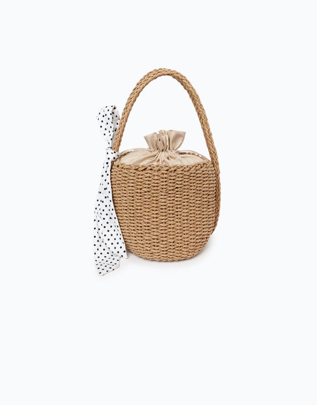 Bolso cesta con detalle de pañuelo de Lefties: 17 euros.