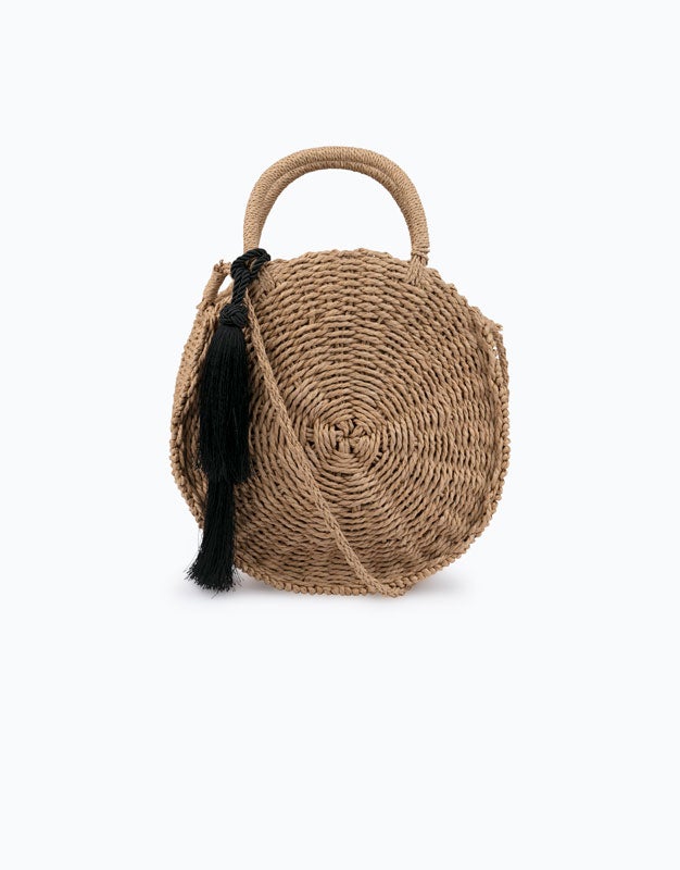 Bolso redondo con detalle de pompón de Lefties: 16 euros.