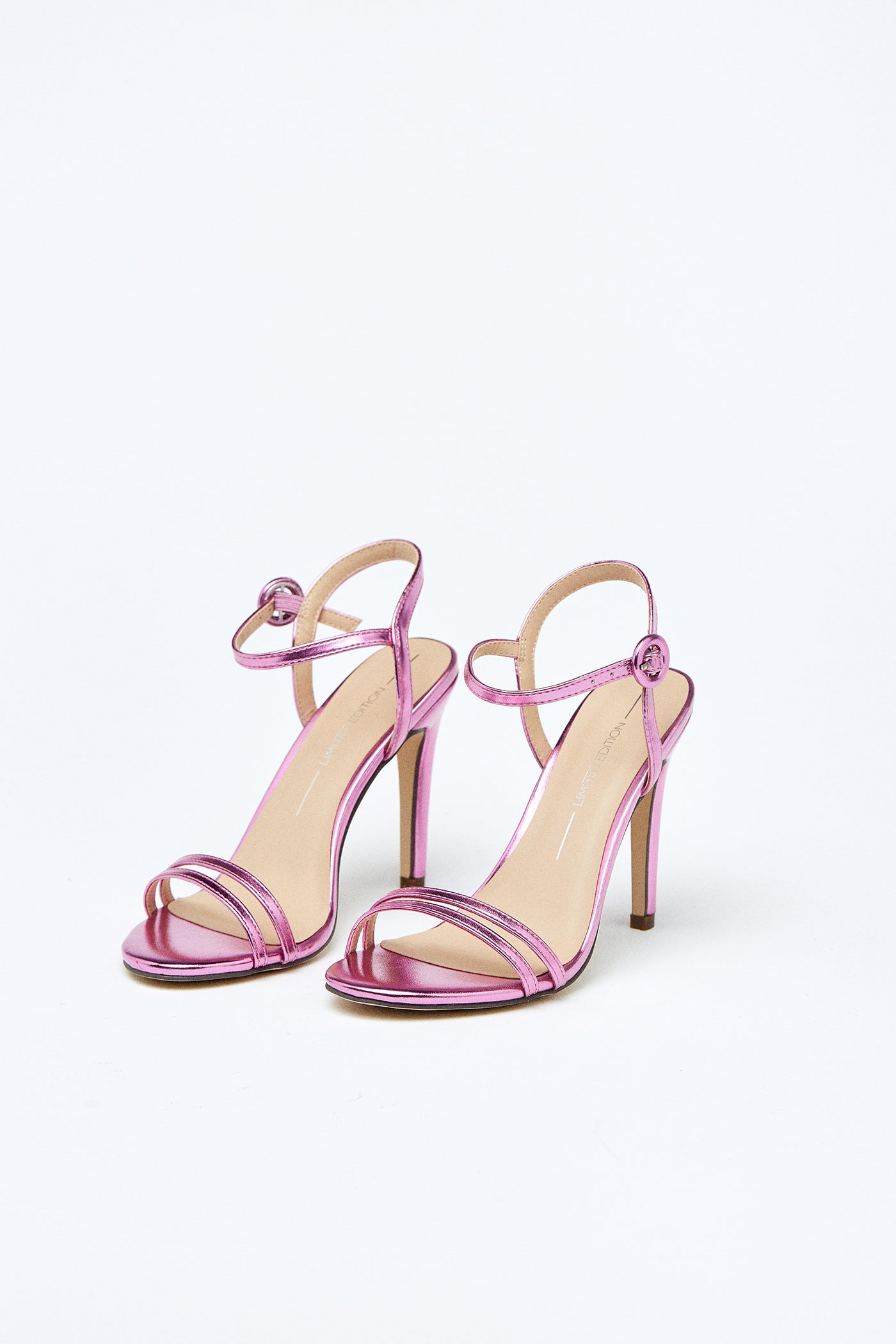 Sandalias en color rosa metálico de Sfera: 19,99 euros.