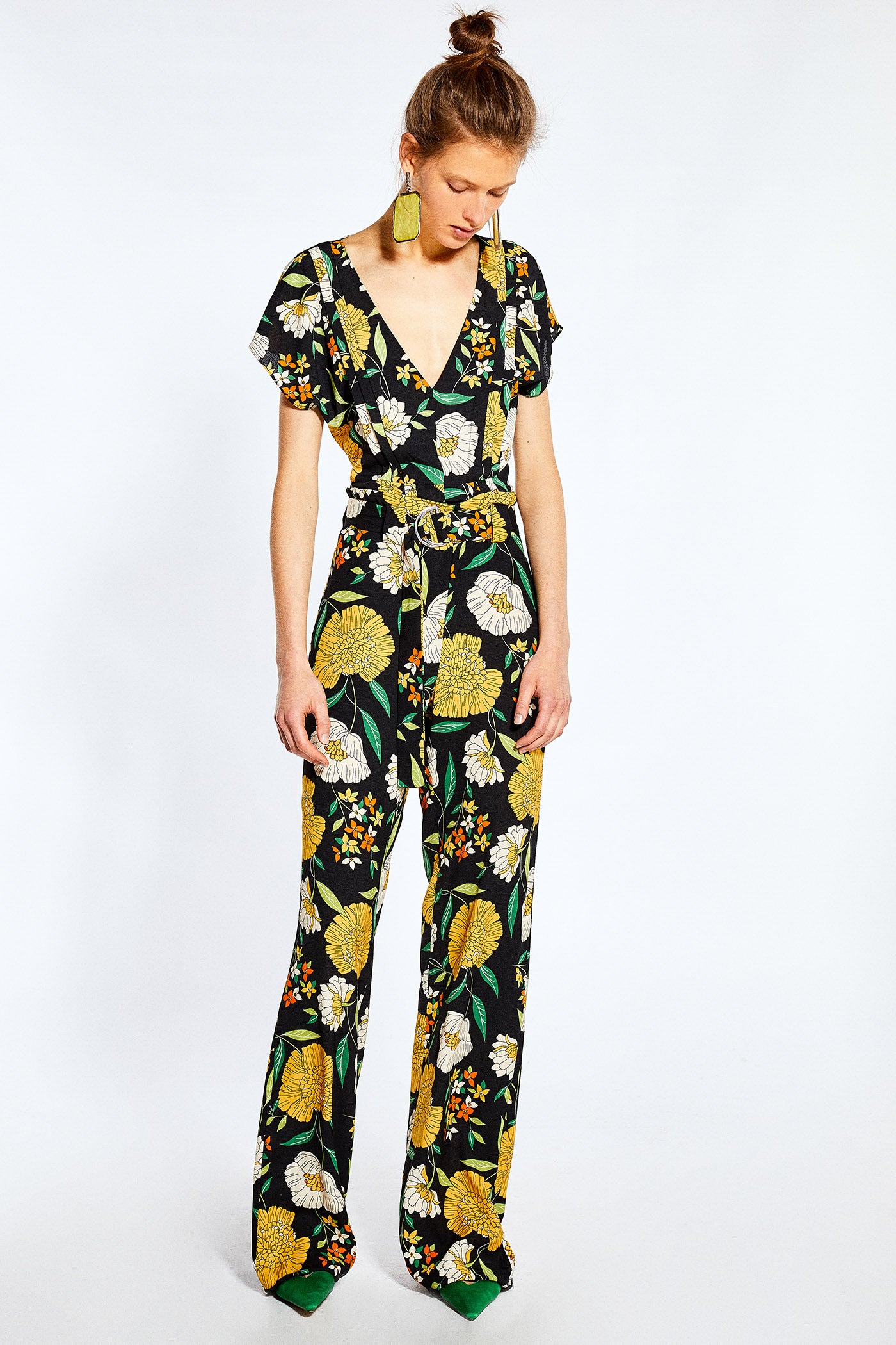 Pantalón ancho con cinturón de Sfera: 19,99 euros.