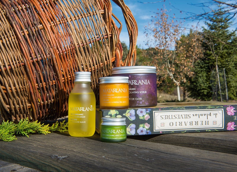 2. Matarrania: Bajo el lema de cosmética ecológica y sostenible Evelyn Celma, su artífice, lanzó esta marca basada en la sabiduría popular y en el uso de plantas aromáticas y medicinales silvestres. El 90% de sus ingredientes se producen a menos de 300 km de distancia, el 100% de su materia prima es ecológica (certificada por la Organic Soil Association) y sus productos están envasados en cristal con un 30% de vidrio reciclado. Su línea para mamás y bebés causa furor.