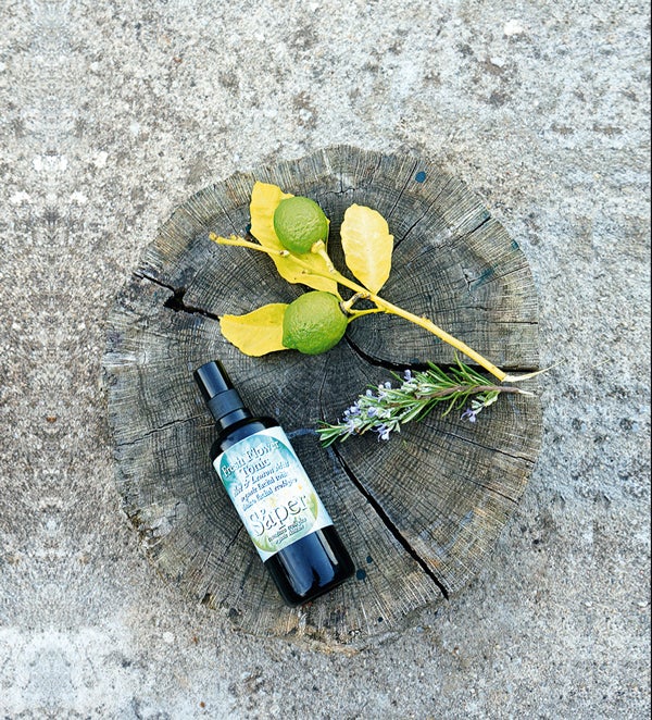 8. Saper: Hace siete años, Victoria Sánchez Campos -licenciada en Historia del Arte- decidió materializar su hobby, la elaboración de cremas. En 2013 creó un laboratorio de cosmética ecológica y una tienda en Casa de Uceda, un pueblo de la sierra de Guadalajara. Saper (que significa jabón en noruego) fabrica productos 100% naturales ricos en principios bioactivos. Ficha ya su Fresh Flower Tonic Aloe & Lemon.