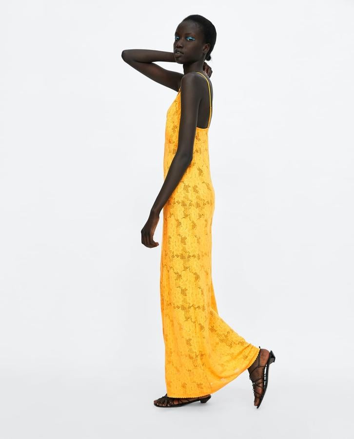 Te lo llevábamos anunciando desde el invierno, y el verano lo ha confirmado:  el amarillo es el color de la temporada . Y este maxi vestido de Zara nos parece un imprescindible en  nuestra lista de deseos de las rebajas .