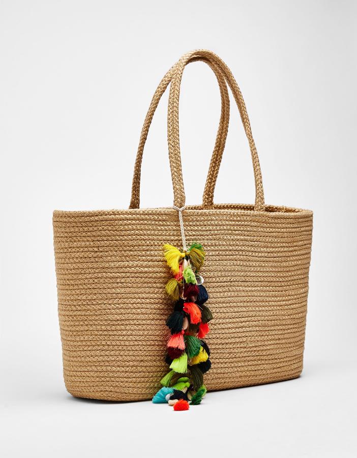 Perfecto para ir a la playa, pero también para el 'after beach', el capazo marca  la tendencia en bolsos del verano .