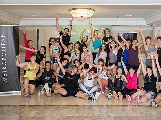Galería. Los monitores del gimnasio Metropolitan Club junto a todas las asistentes a la clase de Funcional HIIT.