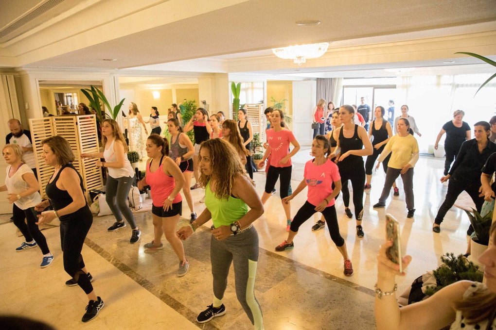 Las asistentes disfrutando durante una intensa clase de Zumba.