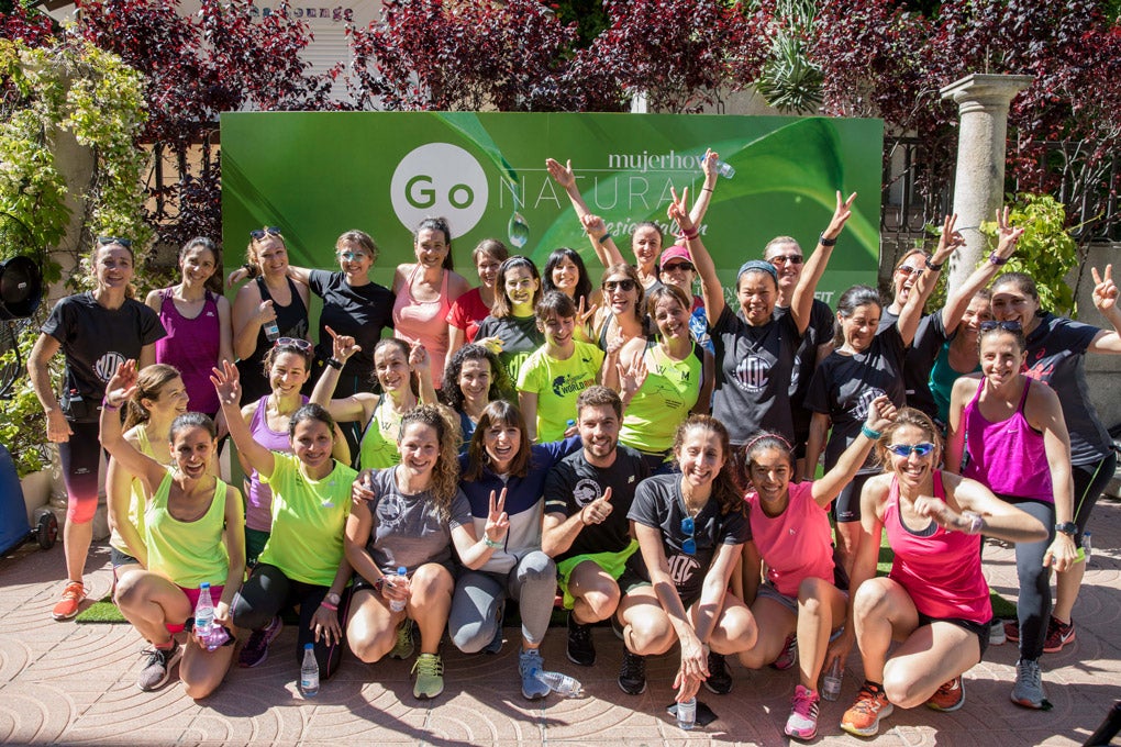 La periodista Cristina Mitre junto a los monitores de Tigers Running Club y nuestras lectoras. Ellas fueron las protagonistas que iniciaron el evento con una buena sesión de street running.
