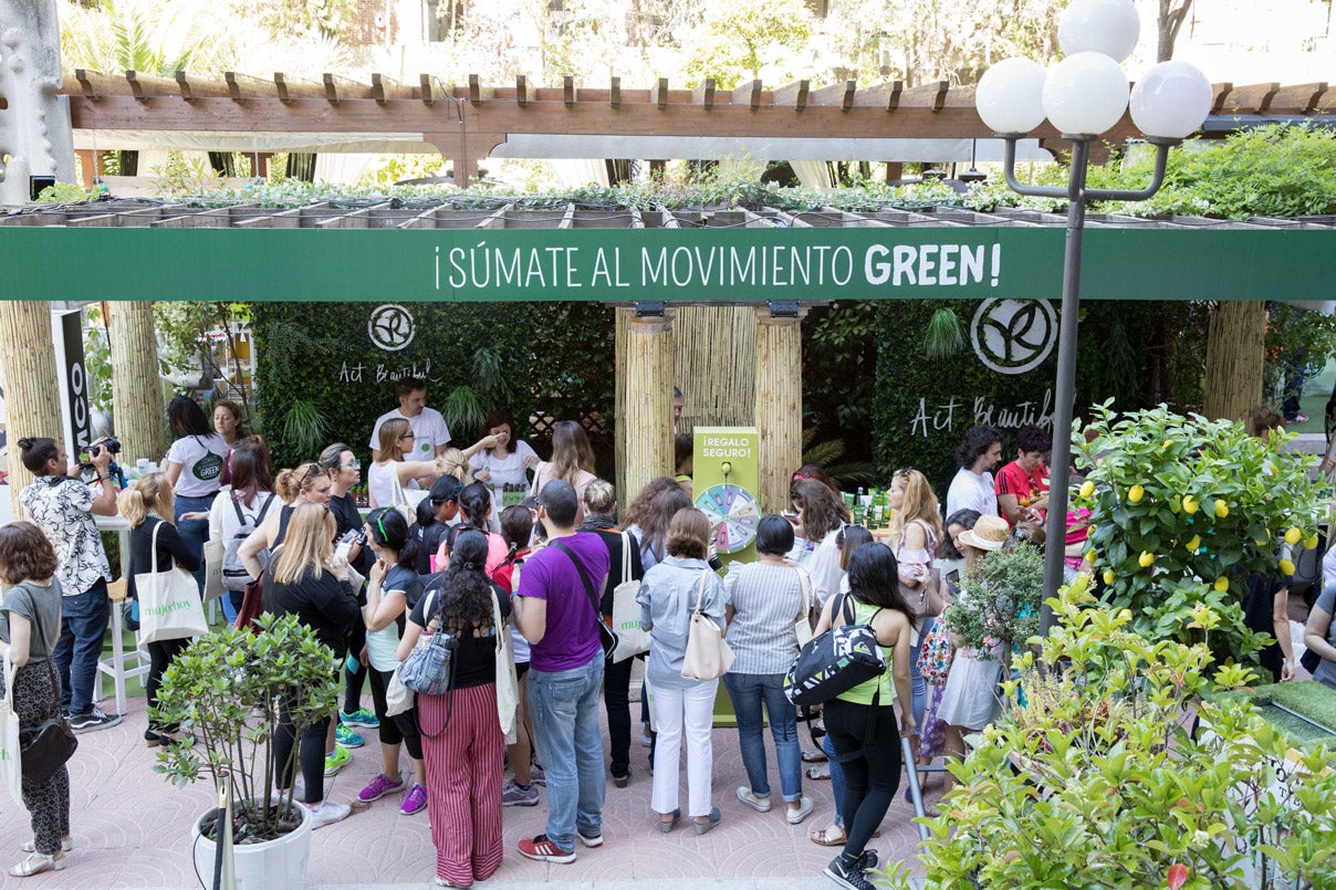 Nuestras lectoras y lectores en el stand de Yves Rocher. ¡Ambientazo!