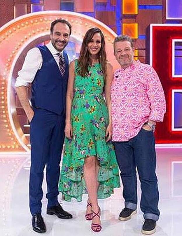 Eva González ideal con este vestido de estampado floral de Dolores Promesas en color verde.