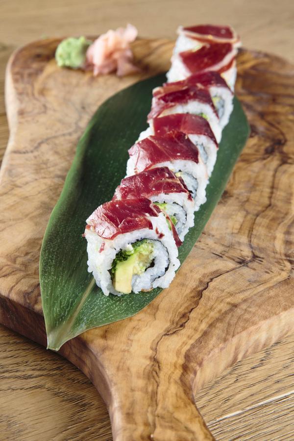 Para comer un delicioso sushi, y otras delicatessen con sabor nikkei, no hace falta salir de casa, porque para eso está Sushita y sus propuestas fusión para llevar. ¿Uno de nuestros favoritos? El maki roll de jamón ibérico.