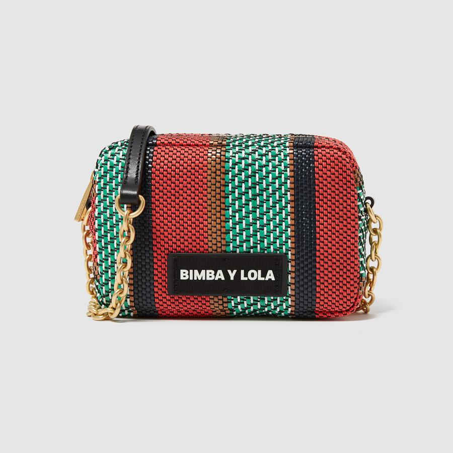 Bolso bandolera con trenzado multicolor y cadena, 66 euros.