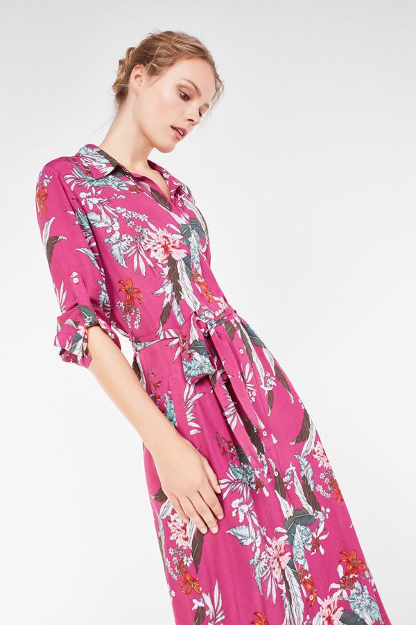 Vestido camisero con estampado floral, botonadura central y manga corta, 45,99 euros.