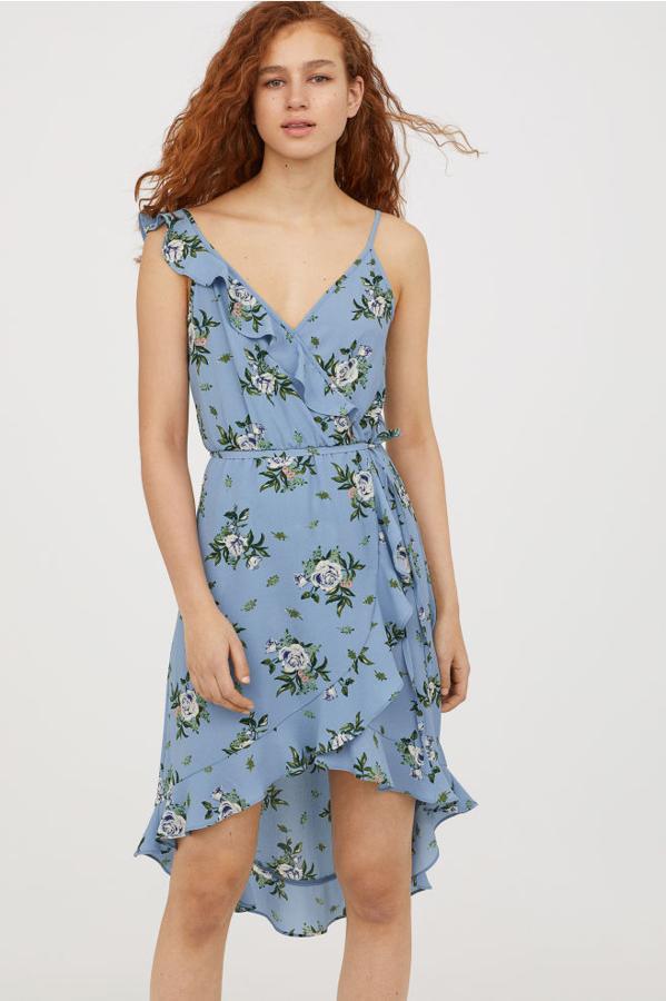 Vestido cruzado crepe en azul claro y con estampado floral, 14,99 euros.