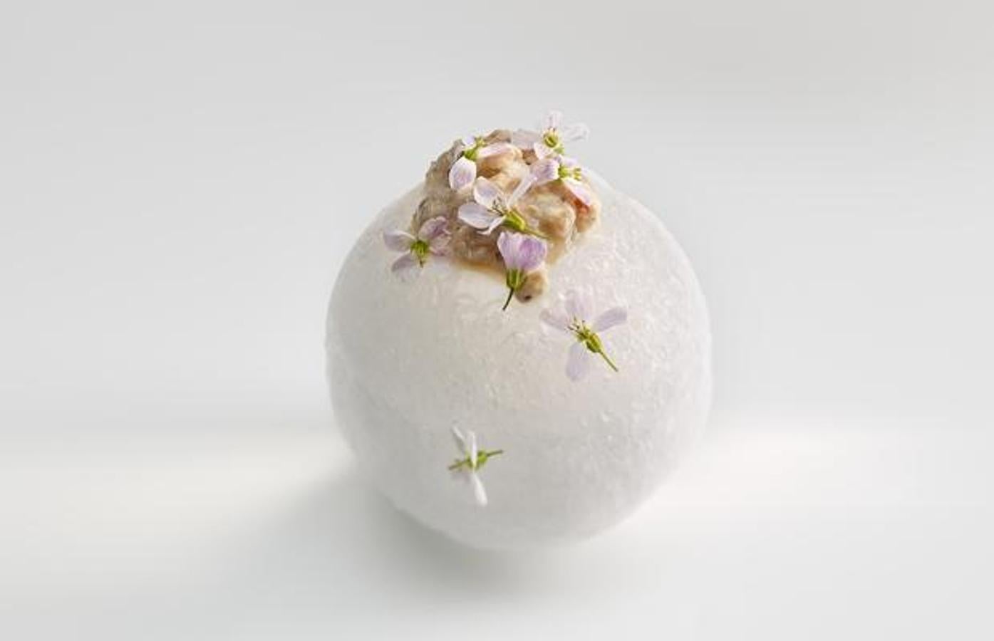 A los fogones de Mugaritz está Andoni Luis Aduriz, uno de los chefs más reputados e innovadores del mundo, que crea lo que él llama cocina española 'tecno emocional'.