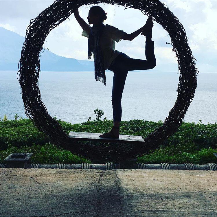 Aunque la maravillosa Christy Turlington asegura que no es ahora tan flexible como era antes, esta foto es totalmente inpiradora para hacer yoga. ¿Conoces los  beneficios que proporciona el yoga  en tu vida?