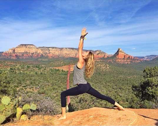 Gisele Bündchen, hermosa por dentro y por fuera, y una de las más fieles seguidoras del bienestar que proporciona un estilo de vida fiel al yoga. Esta es una de las fotos en las que muestra la postura Virabhadrasana I o postura del guerrero I.
