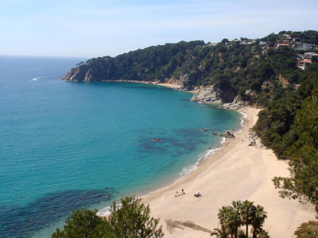 Cala Llorell: es la más grande entre la costa de Lloret de Mar y Tossa de Mar. De fácil acceso y con mucho ambiente.