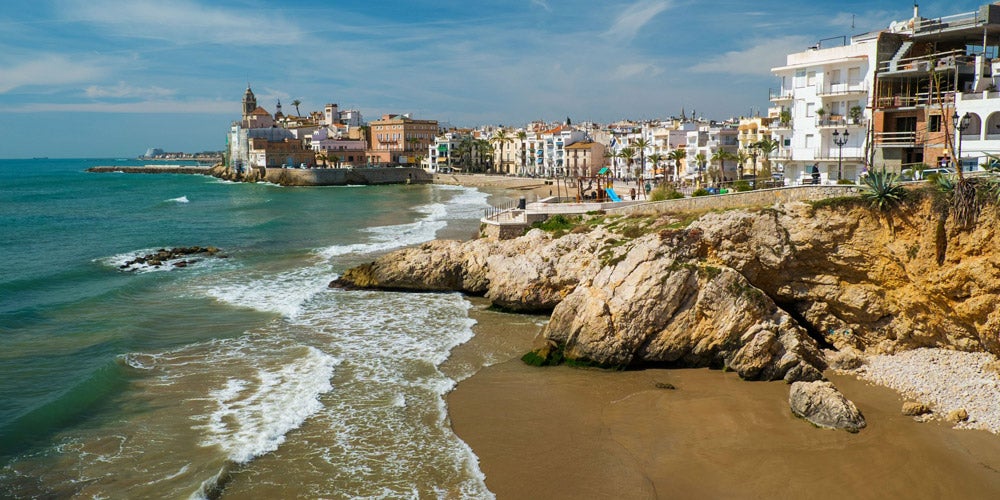 Sitges es uno de los destinos preferidos por la comunidad LGTB y uno de nuestros favoritos por sus playas. Una localidad con mucho encanto y ambiente a tan solo 20 minutos del centro de Barcelona.