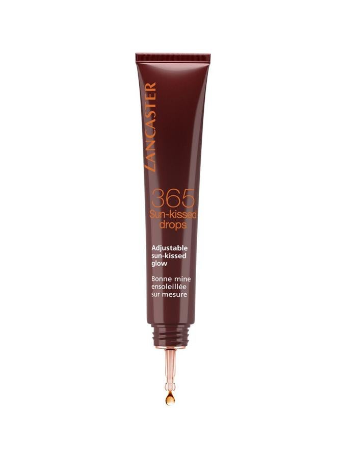 Un par de gotas, o tres de  365 Sun Kissed Drops de Lancaster  (32 €) mezcladas con tu crema facial diaria son suficientes. Los pigmentos dorados que contiene este producto realzan el tono del rostro nada más aplicarlo y, día tras día, su complejo activador del bronceado estimula la producción de melanina.