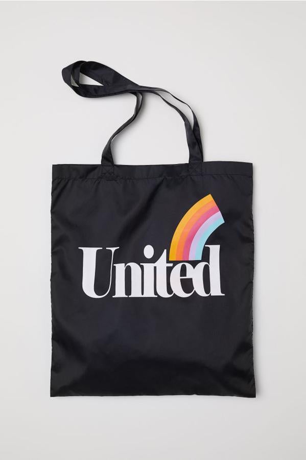 Bolsa negra de tela estampada con mensaje y arcoíris, 4,99 euros.