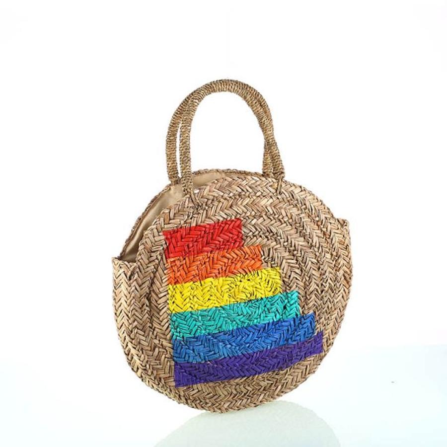 Capazo redondo de palma con asas, forro interior y diseño estampado, 39,90 euros.