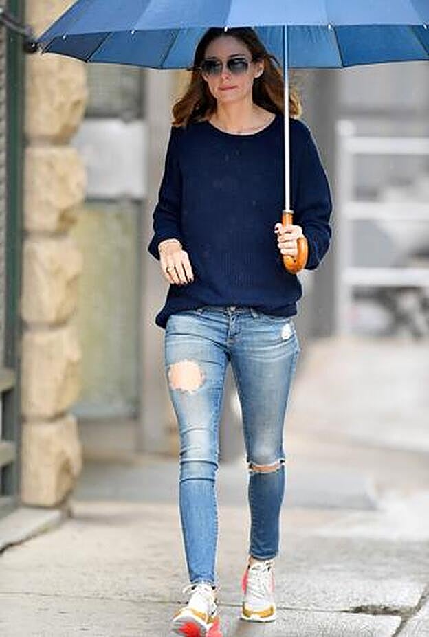 Olivia Palermo por las calles de Nueva York con uno de sus 'casual looks' en los que ha incluido estas llamativas deportivas.