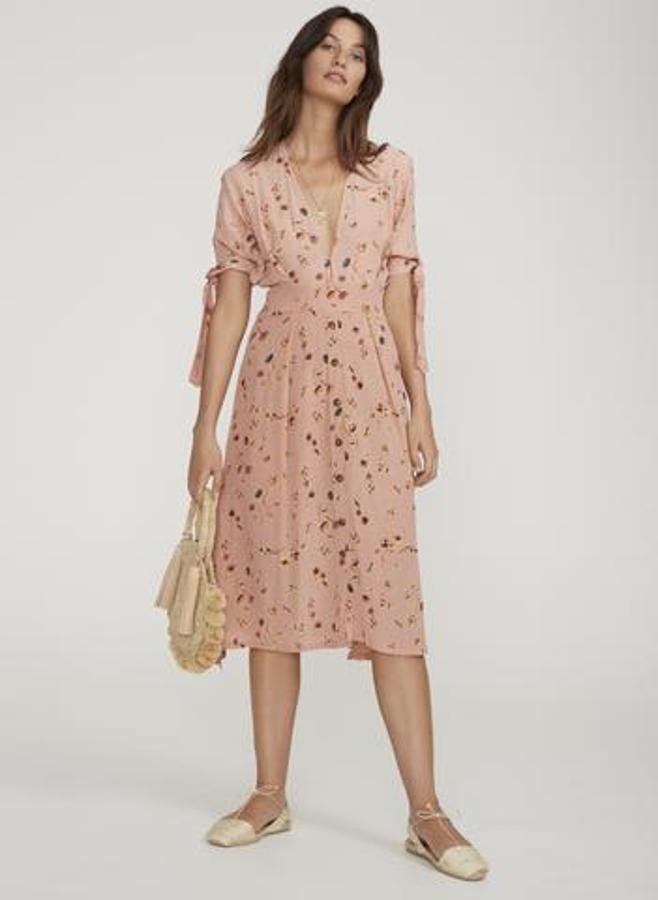 Vestido floral con detalle de lazada en las mangas y botonadura central, 162 euros.