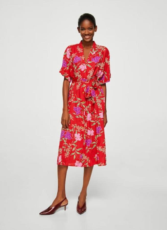 Vestido con estampado floral en color rojo y con lazo a modod de cinturón, 29,99 euros.