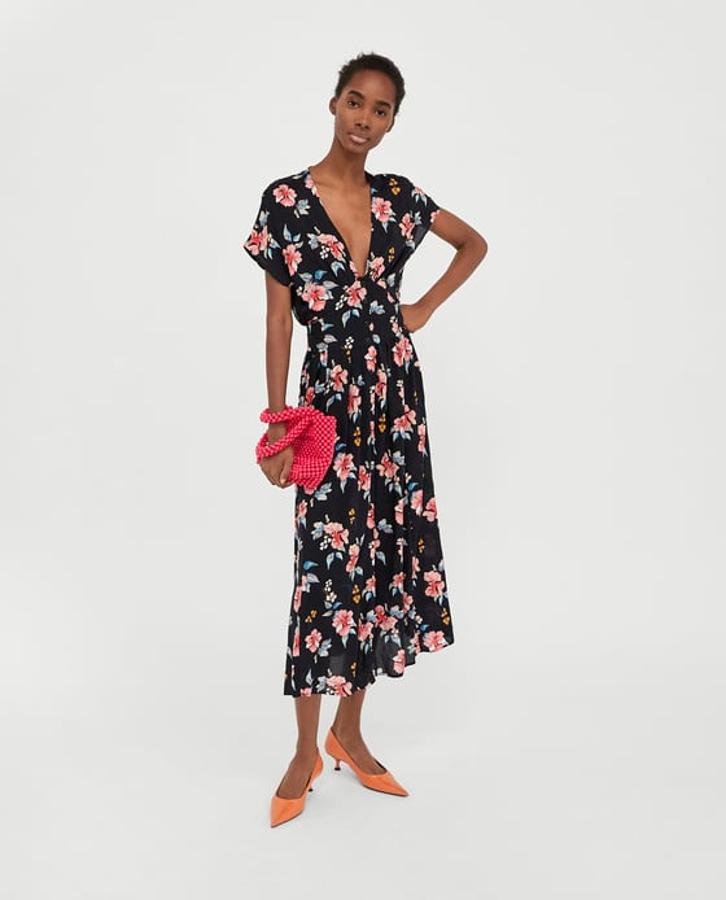 Vestido largo estampado en color negro y escote pronunciado en pico, 39,95 euros.