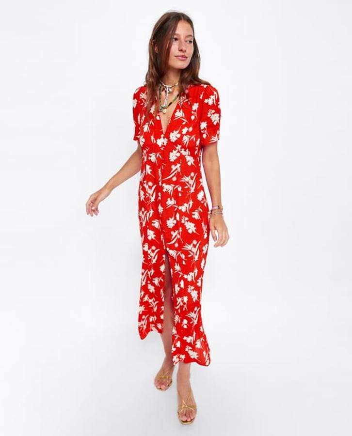 Vestido largo en color rojo con estampado floral y botonadura central, 39,95 euros.