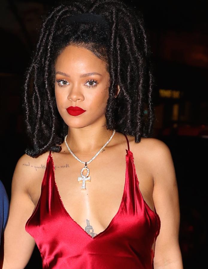 No hay peinado, color de pelo, o corte que Rihanna no se haya hecho. La cantante ha llevado trenzas de todo tipo. En la imagen, con la melena completamente trenzado y sujetado en una coleta tipo medusa.