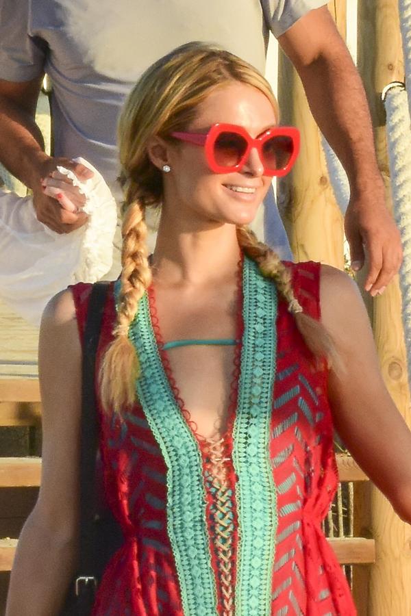 La heredera hotelera y 'Dj', es una verdadera amante de las trenzas. Las usa cuando va a la playa, sale de fiesta, o pisa la alfombra roja. Uno de sus 'looks' favoritos es el que luce en la imagen. Las dos trenzas de lado le dan un aire fresco y sofisticado.