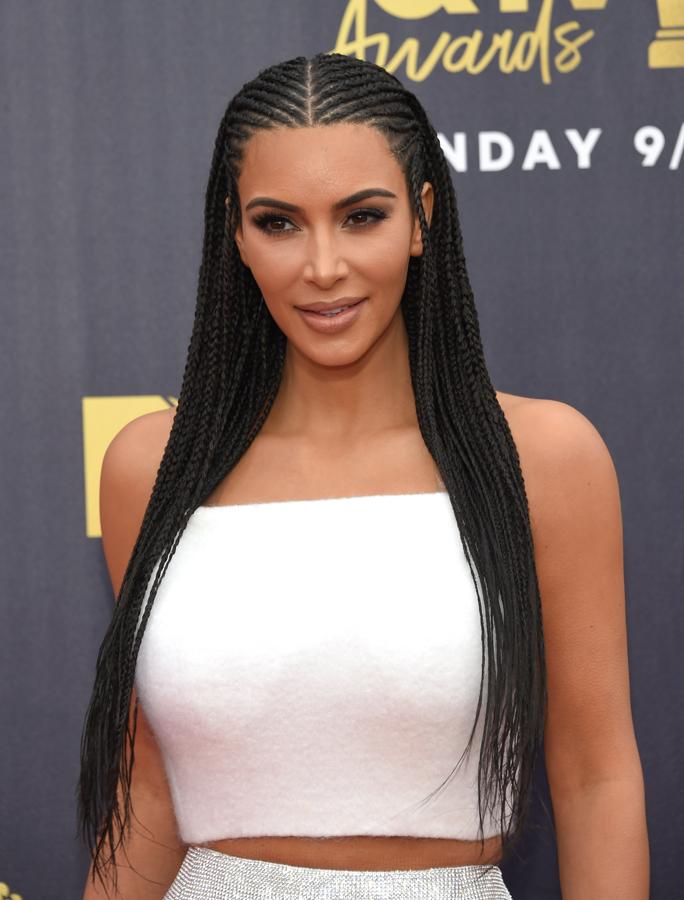 Kim Kardashian es sin lugar a dudas una de las máximas 'influencers' del mundo. Todo lo que viste y luce se vuelve tendencia. Y el último peinado, una melena con trenzas afro, que lució en la alfombra roja de los MTV Movie & TV Awards no pasó desapercibido.
