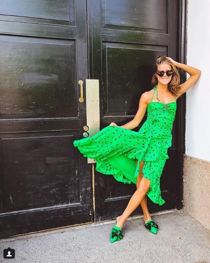 La influencer Nina Sandbech no falla nunca. Y esta vestido de lunares con fondo verde lo demuestra. Además de alegrarnos el día con tanto color. Viva el verde.