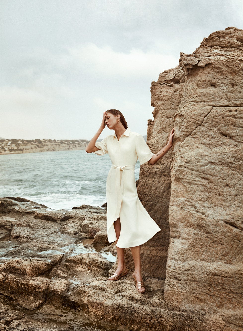 El vestido camisero lo firma Burberry, las sandalias, Springfield; y los pendientes, Aristocrazy.