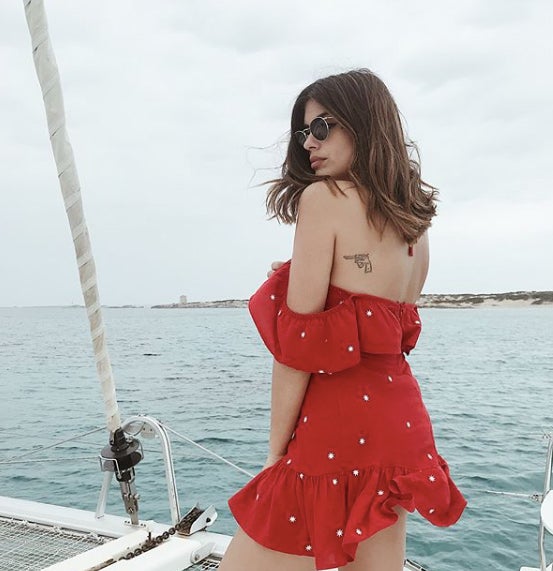 Dulceida creó su propia colección de ropa y complementos hace unos años y le va viento en popa. En la foto podemos verla con un vestido de su  colección  para este verano.