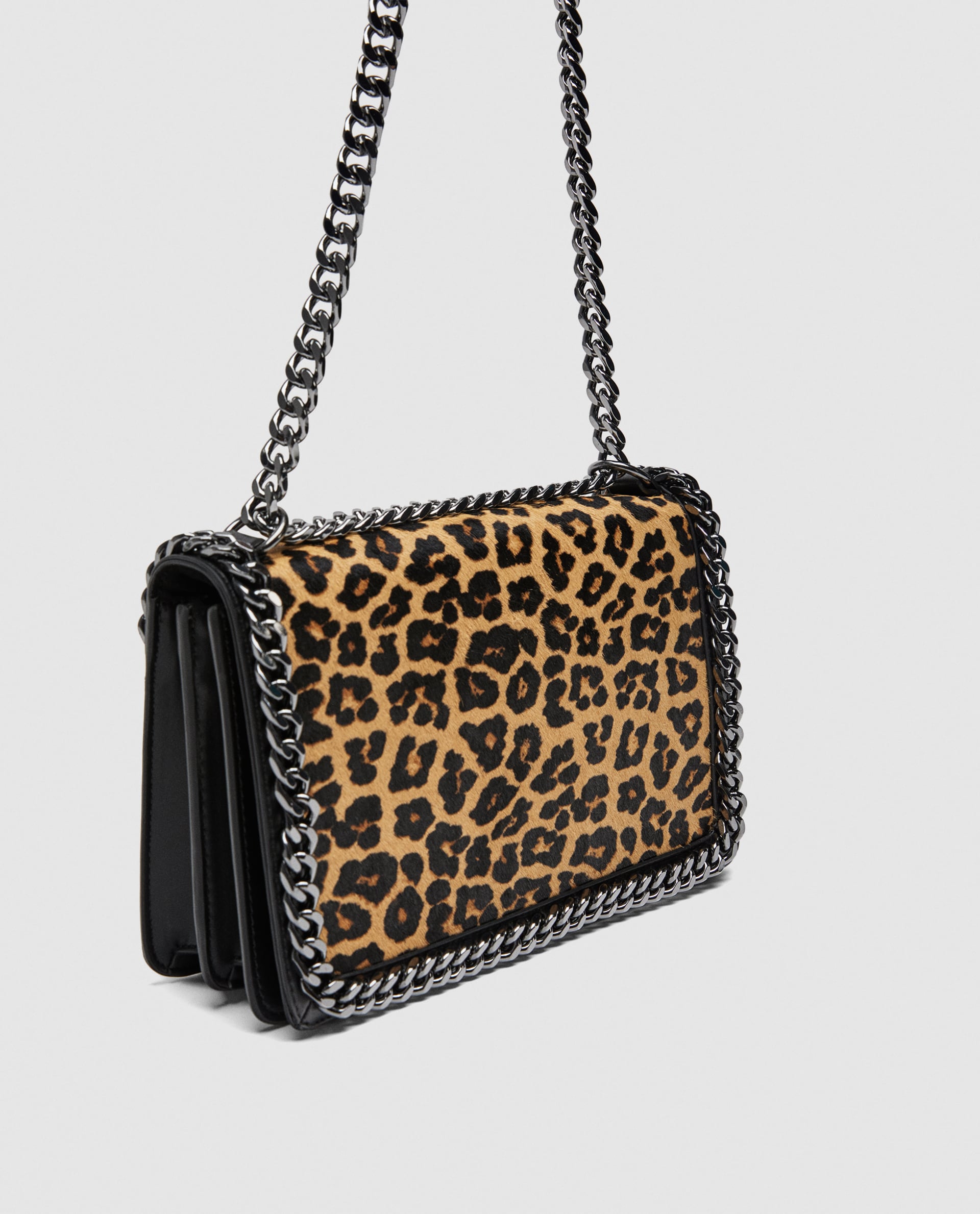 Bandolera de piel con estampado animal de Zara: 79,95 euros.