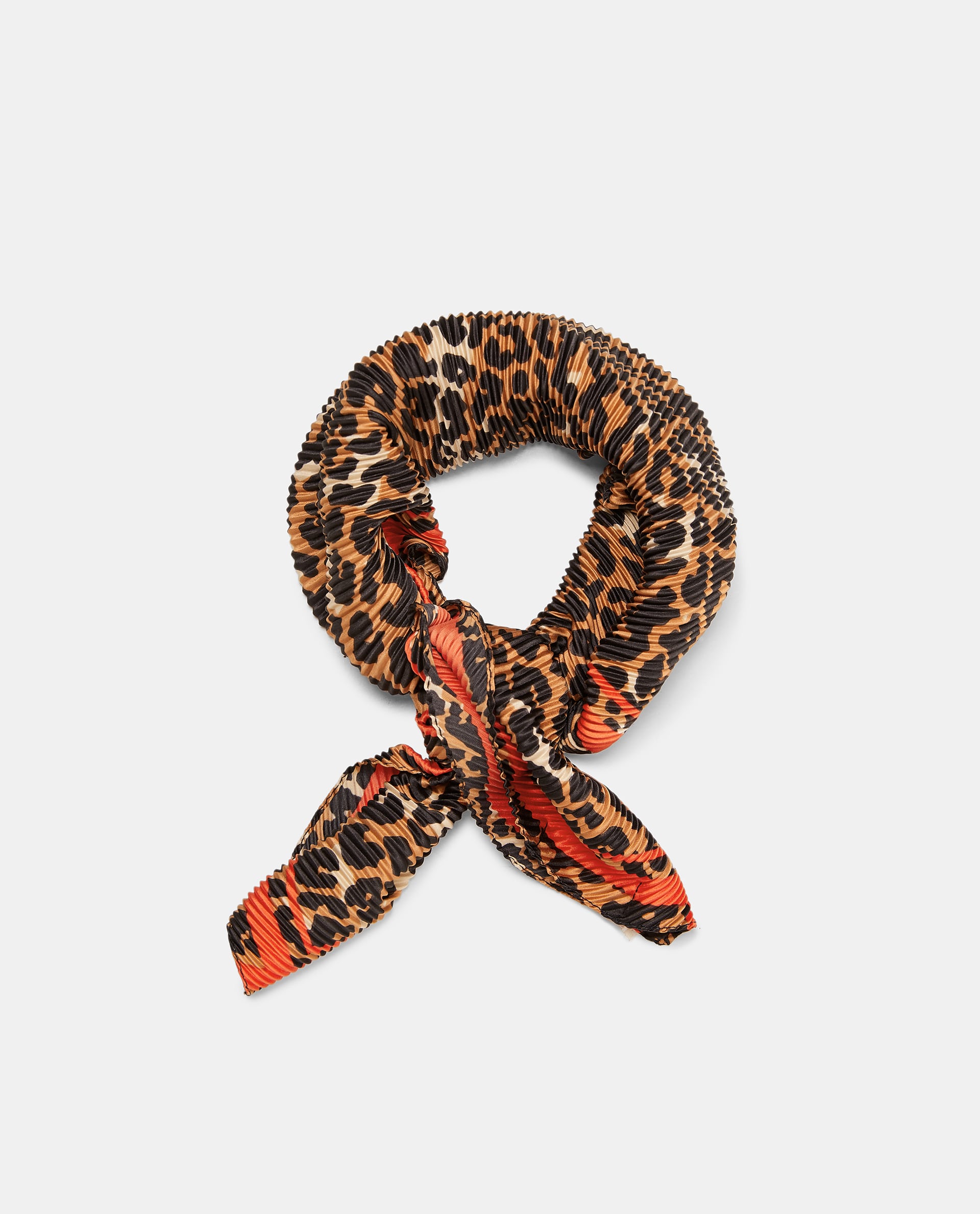 Pañuelo estampado animal de Zara: 9,95 euros.