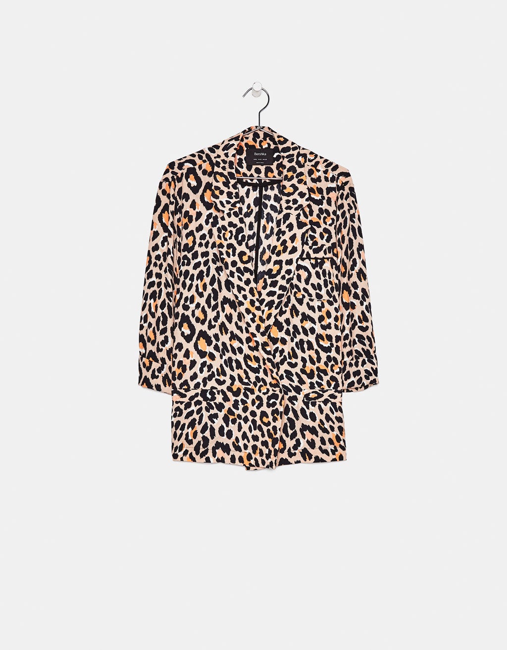 Blazer estampada de leopardo de Bershka: 29,99 euros.