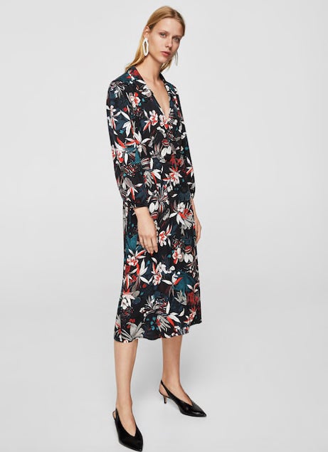 Vestido midi con estampado floral de Mango: 15,99 euros.