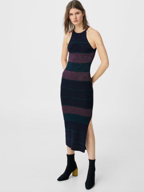 Vestido metalizado con cuello halter de Mango: 17,99 euros.
