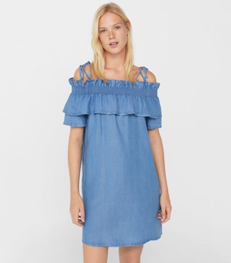 Vestido denim con volantes de Mango: 17,99 euros.