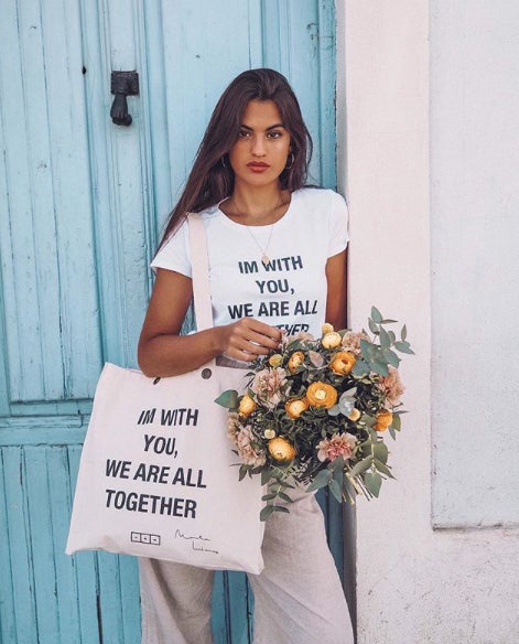 Tanto la camiseta como la bolsa han sido diseñados por ella para colaborar contra la violencia de género. ¡Qué grande!