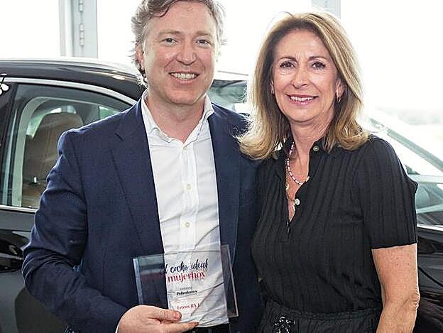 Alejandro Fernández Kennedy, Press &amp; Public Relations Manager de Lexus, con Liliana Maguregui, directora comercial del área de revistas de CM Vocento.