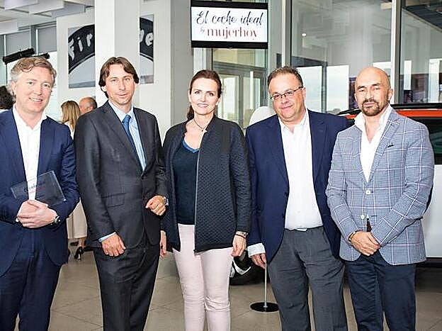 Alejandro Fernández Kennedy y Aurelio García, de Lexus; Laura Múgica, directora general de Taller de Editores; Francisco García, de Renault; y Pedro Berrio, colaborador de Mujerhoy.