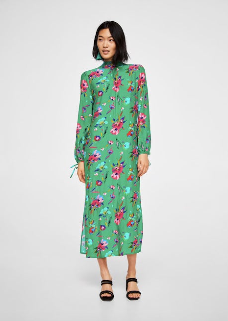 Vestido largo floral disponible en más colores, de Mango: 19,99 euros.